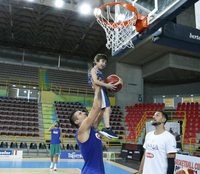 Il nostro giovane atleta Orlando ha incontrato la nazionale di basket al palasport !!!